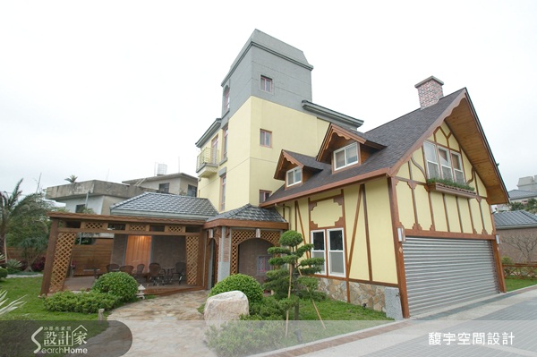 斜屋頂、格木窗、小煙囪加上鵝黃色牆面,新竹湖口有一